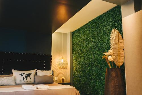 圣米格尔·德·图库玛LG Golden Suites的一间卧室设有一张带床铺的绿色墙壁