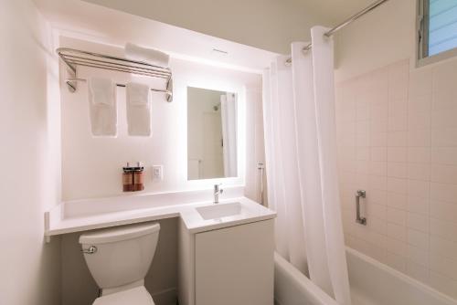 希洛SCP Hilo Hotel的浴室配有卫生间、盥洗盆和淋浴。