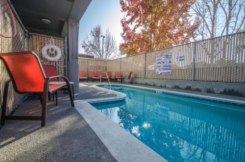 欧陆客栈酒店内部或周边的泳池