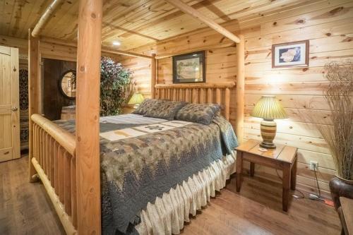 ClarkesvilleNacoochee valley motel的小木屋内一间卧室,配有一张床