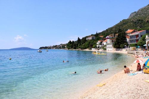 格拉达茨Double Room Gradac 13179a的一群人,在海滩上