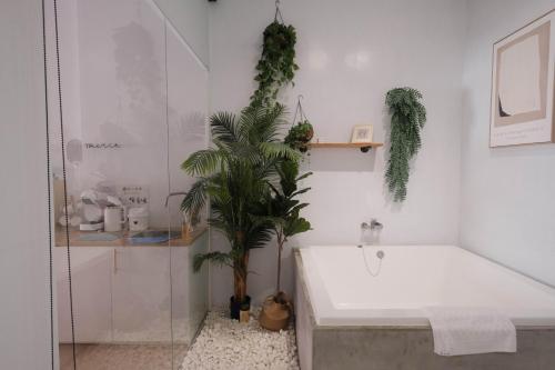 台南 私所 Privacy 的带浴缸和植物的浴室