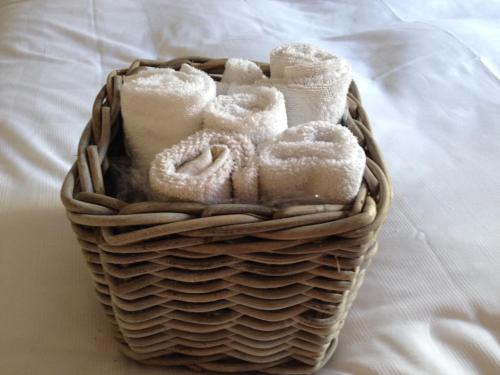 布鲁塞尔卡皮泰纳皮雷住宿加早餐旅馆的床上装满毛巾的篮子