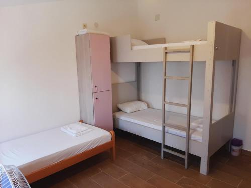 巴尔Hostel Hangout的小房间设有两张双层床和梯子