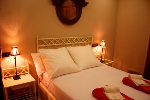 普里埃格·德·科尔多巴德尔雷之家乡村民宿的卧室配有带两盏灯的白色床