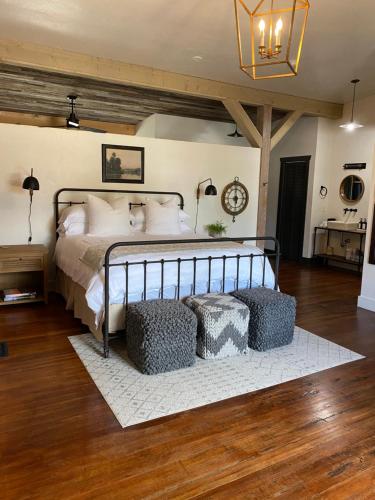 兰德Lander Millhouse的一间卧室配有一张大床和两张矮床。