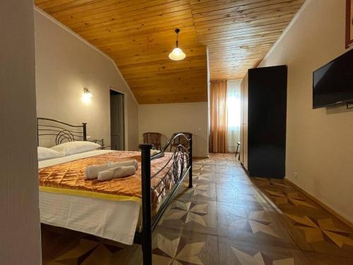 乌雷基Laguna Hotel的一间卧室设有一张木天花板床。