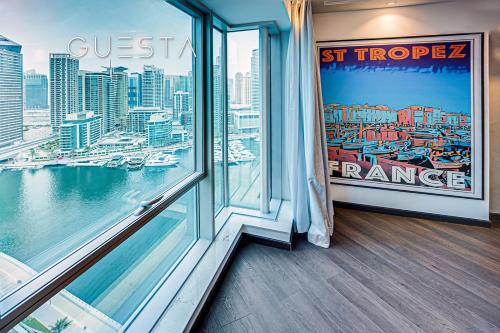 迪拜Marina Promenade, Dubai Marina的客房设有市景窗户。