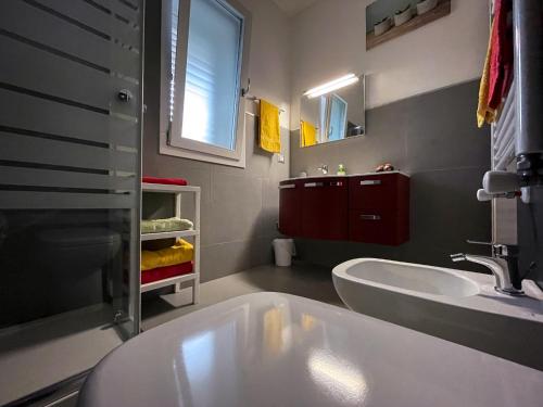 莱切DeA del Salento的浴室配有白色浴缸和水槽