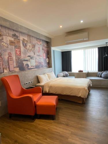 台北沐House的一间卧室配有一张床、一张沙发和一把椅子