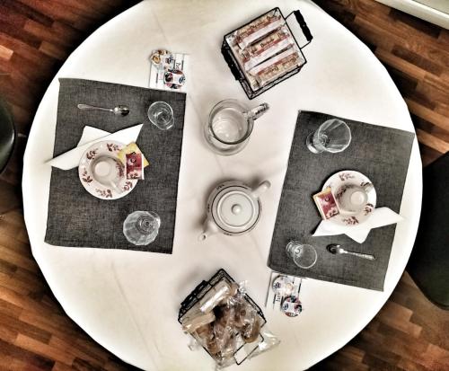 拉文纳Residenza Santi Muratori的一张白色桌子,上面有盘子的食物