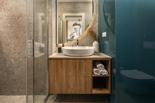 里耶卡Bella Vita Apartments的一间带水槽和镜子的浴室