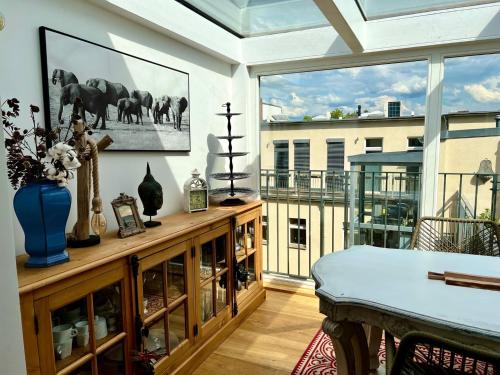 柏林Kreuzberger Szene Penthouse的客厅设有桌子和大窗户