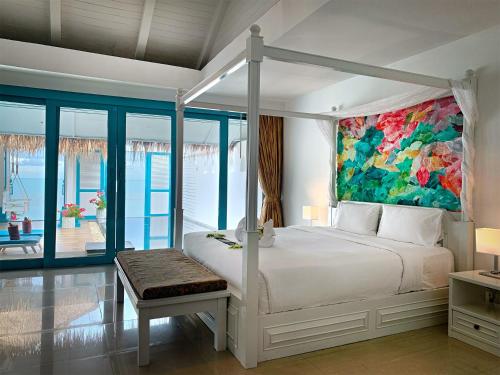 拉迈Sand Sea Beach Resort的一间卧室配有一张壁画床