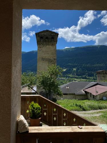 梅斯蒂亚Lanchvali Inn的从带塔楼建筑的阳台可以欣赏到风景