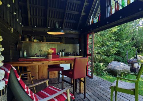 PuisePuise saunahouse and outdoor kitchen at Matsalu Nature Park的厨房配有台面和甲板上的椅子
