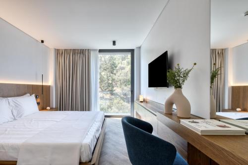 雅典Neoma的配有一张床和一张书桌的酒店客房