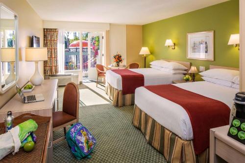 安纳海姆阿纳海姆豪生国际酒店和水上乐园的酒店客房配有两张床和一张书桌