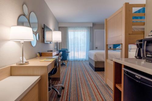 安纳海姆阿纳海姆豪生国际酒店和水上乐园的配有一张床和一张书桌的酒店客房