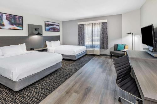 阿德莫尔La Quinta Inn & Suites by Wyndham Ardmore的酒店客房设有两张床和一台平面电视。