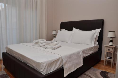 埃泽萨Friendly Flat 3的一间卧室配有带白色床单和白色枕头的床。