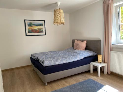 OberhausenSchöne Wohnung mit Pool und Sauna zum Wohlfühlen的一间卧室配有一张带粉红色枕头的床