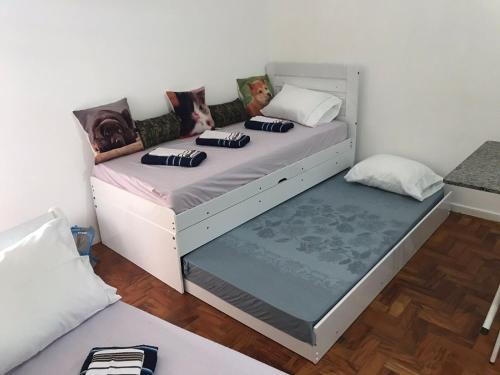圣保罗Estúdio 73的卧室配有一张带枕头的大型白色床。