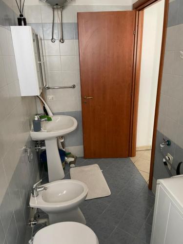 索威拉托玛里纳Corso Umberto Apartment的一间带卫生间和水槽的浴室