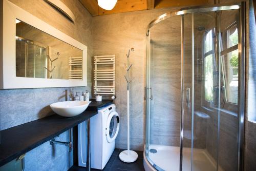 米德尔布罗齐齐耶维奇Dom z Bali VENUS的带淋浴和洗衣机的浴室