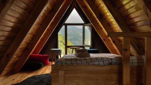 ArdeşenOrca Bungalows的小木屋内的卧室设有大窗户
