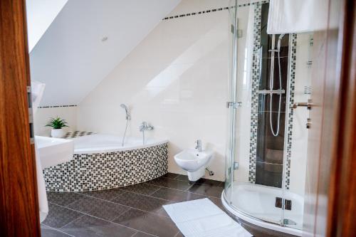 KenndorfLandhaus dasThomas的带浴缸、卫生间和盥洗盆的浴室