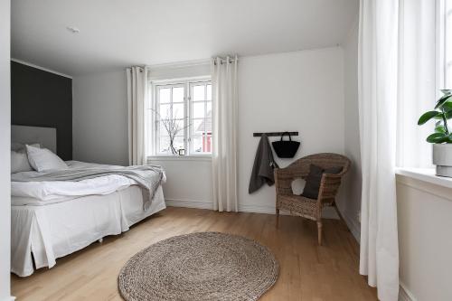 ÅmmebergCharming Villa at Askersund Golf Resort的卧室配有床、椅子和窗户。
