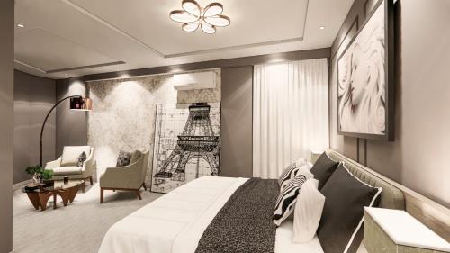 爱尔巴桑Hotel Golden的一间卧室配有一张床和艾菲尔铁塔图