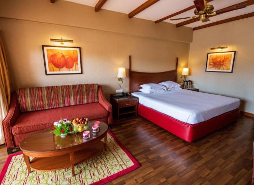 科代卡纳尔The Carlton Kodaikanal的酒店客房,配有床和沙发
