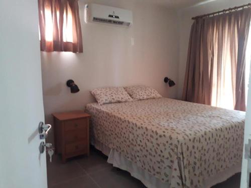 阿奎拉兹Apartamento Aquaville Resort Vista Mar próximo Beach Park Ceará的一间卧室设有一张床和一个窗口