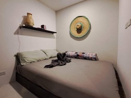 梅尔皮姆Mantra Holiday Home的卧室配有一张挂在墙上的帽子床