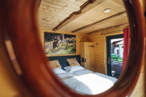 贝旺Alpen Lodge Berwang的小型客房的一张床位