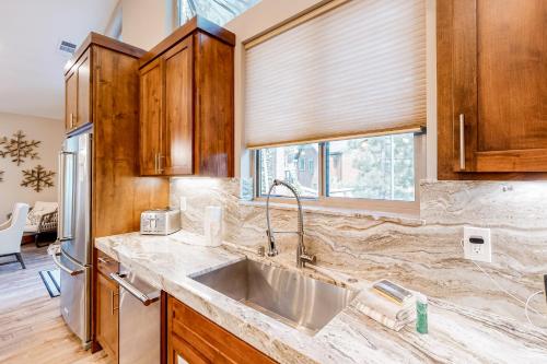 南太浩湖Luxury Escape at Thunderbird的厨房配有木制橱柜和不锈钢盥洗盆。