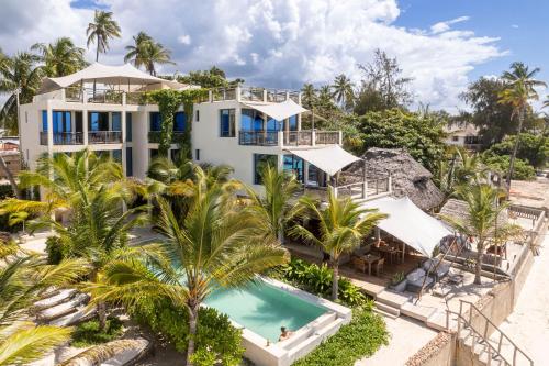 江比阿Passion Boutique Hotel Zanzibar - Adults Only的享有带游泳池的房屋的空中景致