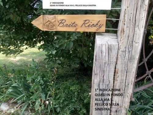 博尔米奥Baita Ricky的木柱上标有baja ridgeley的标语