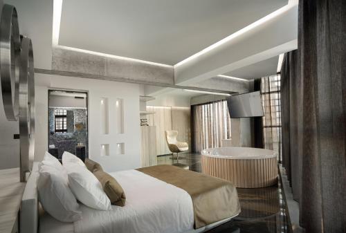 罗希姆诺Nautilux Rethymno by Mage Hotels的一间带大床的卧室和一间浴室