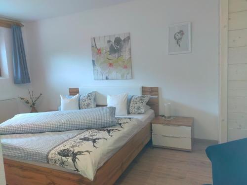 纳瑟尔文勒Haus Monika的一间卧室配有带白色床单和枕头的床。