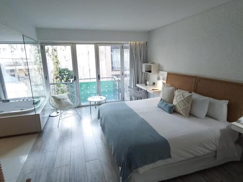布宜诺斯艾利斯卡萨卡尔玛酒店的酒店客房配有一张床和浴缸。