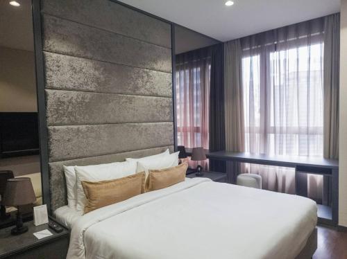 吉隆坡WSD Times 8 Luxury Hotels & Residences的一间卧室配有一张大床和大床头板