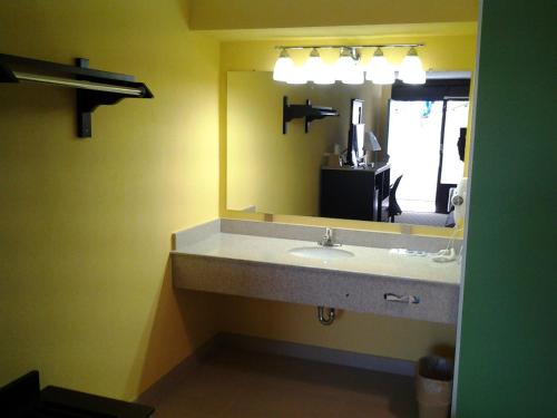 埃尔克顿Elkton Lodge的一间带水槽和镜子的浴室