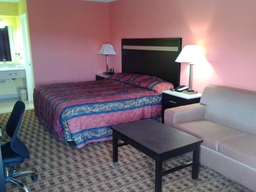埃尔克顿Elkton Lodge的酒店客房,配有床和沙发