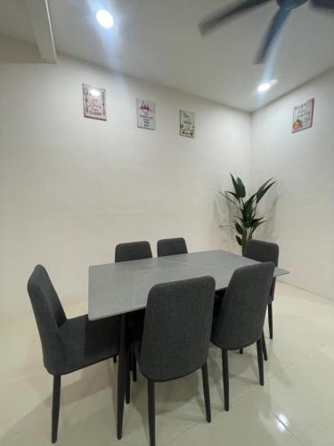 加央HOMESTAY BANDAR KANGAR (NS FAMILY HOMESTAY)的一间会议室,配有桌椅