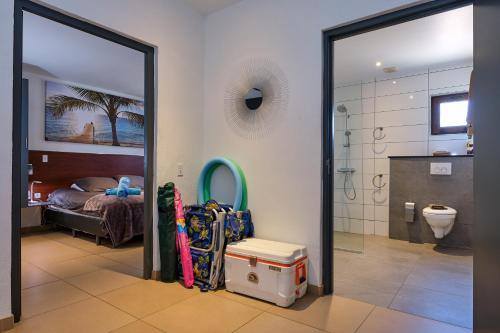 棕榈滩Bubali Luxury Apartments - Adults Only - Wheelchair Friendly的客房设有带一张床和镜子的浴室