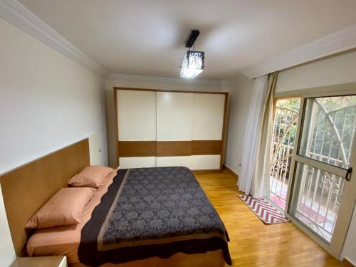 十月六日城Golden house - men only的一间卧室设有一张床和一个大窗户