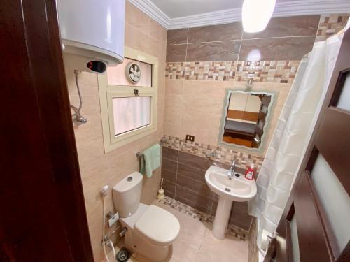 十月六日城Golden house - men only的一间带卫生间和水槽的小浴室